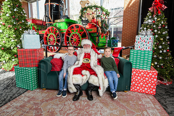 RKPhoto-2025-TheCharlestonSanta-Nov29-0819