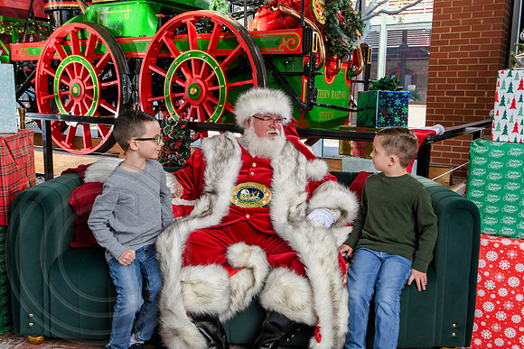 RKPhoto-2025-TheCharlestonSanta-Nov29-0820