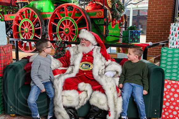 RKPhoto-2025-TheCharlestonSanta-Nov29-0821