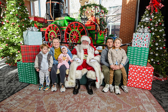 RKPhoto-2025-TheCharlestonSanta-Nov29-0824