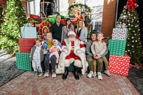RKPhoto-2025-TheCharlestonSanta-Nov29-0825