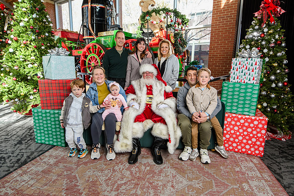RKPhoto-2025-TheCharlestonSanta-Nov29-0826