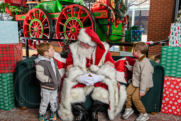 RKPhoto-2025-TheCharlestonSanta-Nov29-0828