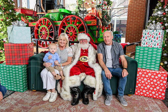 RKPhoto-2025-TheCharlestonSanta-Nov29-0833