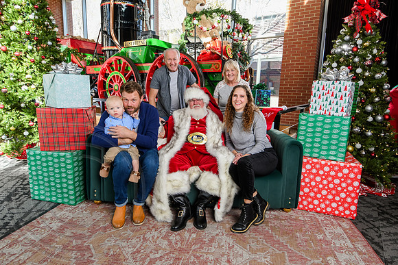 RKPhoto-2025-TheCharlestonSanta-Nov29-0835