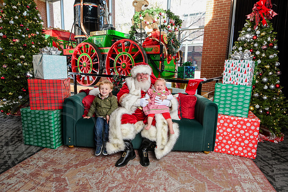RKPhoto-2025-TheCharlestonSanta-Nov29-0836