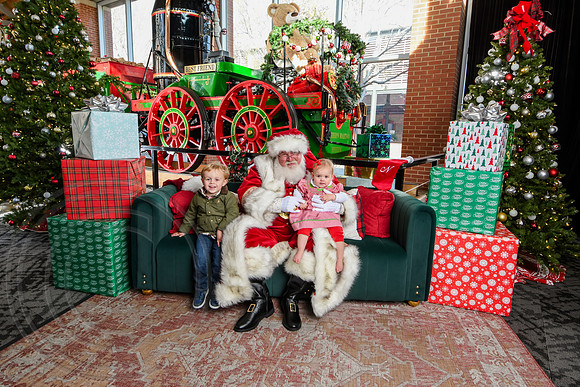 RKPhoto-2025-TheCharlestonSanta-Nov29-0837