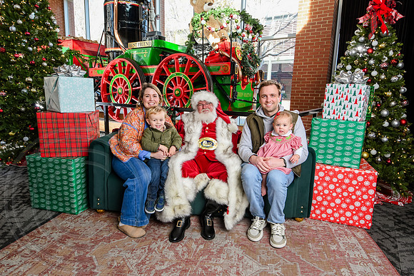 RKPhoto-2025-TheCharlestonSanta-Nov29-0838