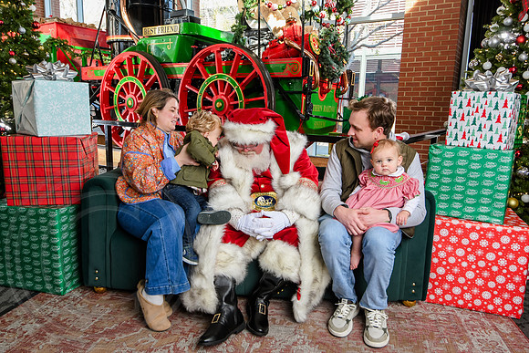 RKPhoto-2025-TheCharlestonSanta-Nov29-0839