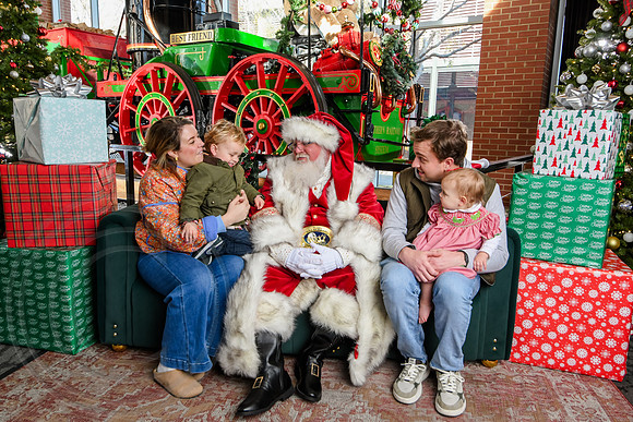 RKPhoto-2025-TheCharlestonSanta-Nov29-0840