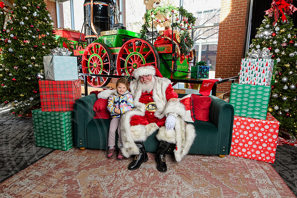 RKPhoto-2025-TheCharlestonSanta-Nov29-0841