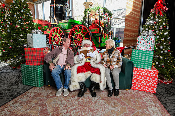 RKPhoto-2025-TheCharlestonSanta-Nov29-0845