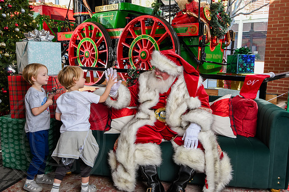 RKPhoto-2025-TheCharlestonSanta-Nov29-0848