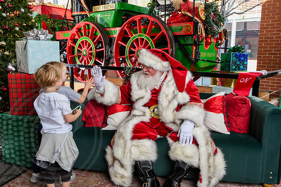 RKPhoto-2025-TheCharlestonSanta-Nov29-0849