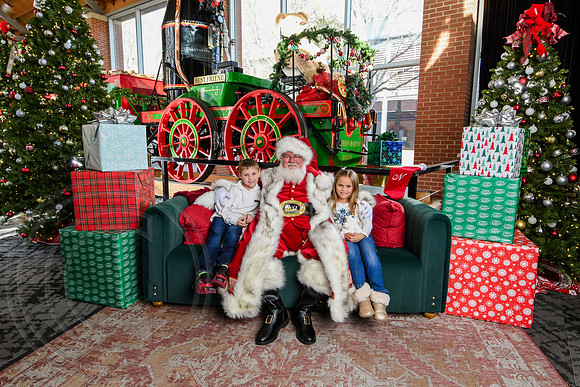 RKPhoto-2025-TheCharlestonSanta-Nov29-0850