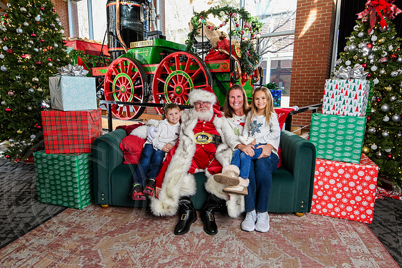 RKPhoto-2025-TheCharlestonSanta-Nov29-0851