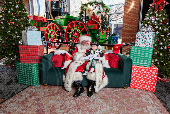 RKPhoto-2025-TheCharlestonSanta-Nov29-0855