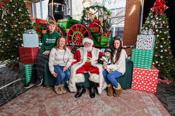 RKPhoto-2025-TheCharlestonSanta-Nov29-0857