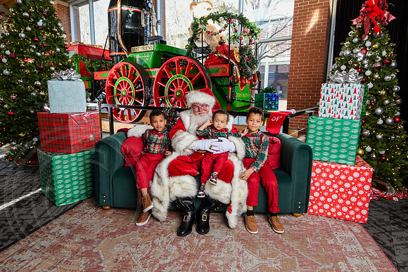 RKPhoto-2025-TheCharlestonSanta-Nov29-0858