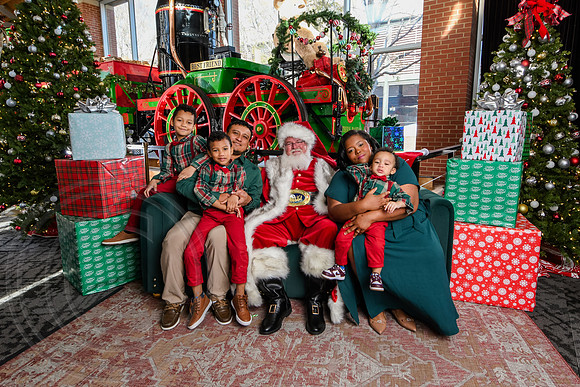 RKPhoto-2025-TheCharlestonSanta-Nov29-0860