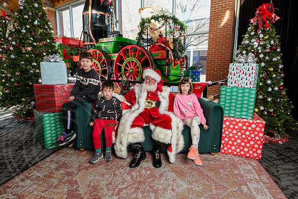 RKPhoto-2025-TheCharlestonSanta-Nov29-0861