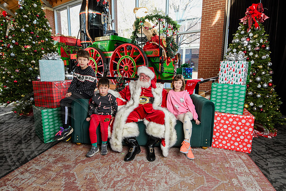 RKPhoto-2025-TheCharlestonSanta-Nov29-0862