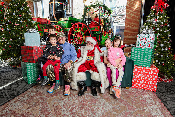 RKPhoto-2025-TheCharlestonSanta-Nov29-0863