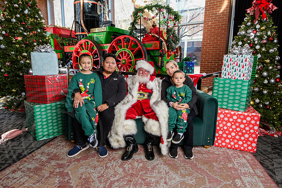 RKPhoto-2025-TheCharlestonSanta-Nov29-0864