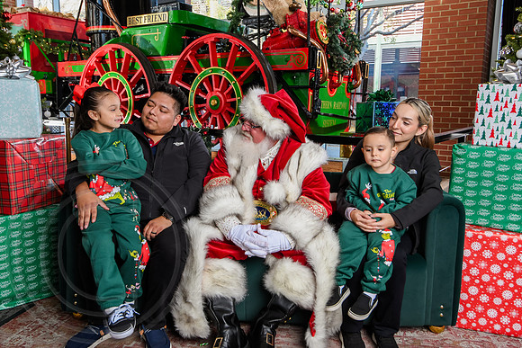 RKPhoto-2025-TheCharlestonSanta-Nov29-0865