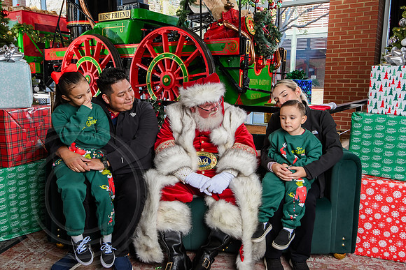 RKPhoto-2025-TheCharlestonSanta-Nov29-0866