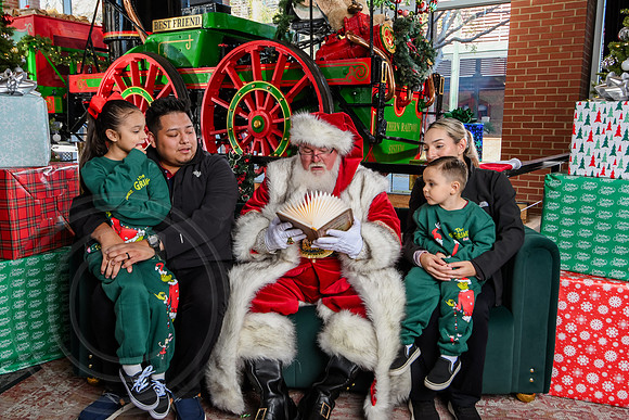 RKPhoto-2025-TheCharlestonSanta-Nov29-0867