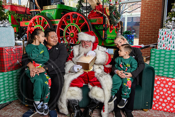 RKPhoto-2025-TheCharlestonSanta-Nov29-0868