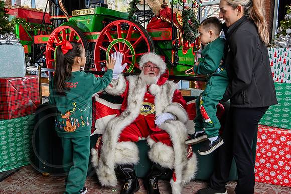 RKPhoto-2025-TheCharlestonSanta-Nov29-0869