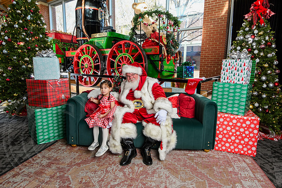 RKPhoto-2025-TheCharlestonSanta-Nov29-0870