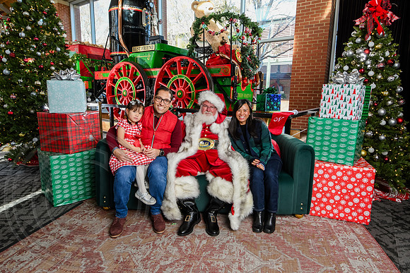 RKPhoto-2025-TheCharlestonSanta-Nov29-0871