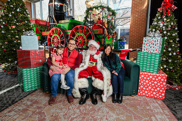 RKPhoto-2025-TheCharlestonSanta-Nov29-0872
