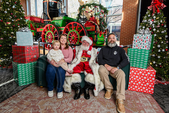 RKPhoto-2025-TheCharlestonSanta-Nov29-0874