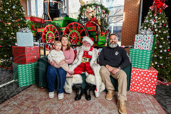 RKPhoto-2025-TheCharlestonSanta-Nov29-0875