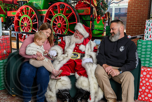 RKPhoto-2025-TheCharlestonSanta-Nov29-0876
