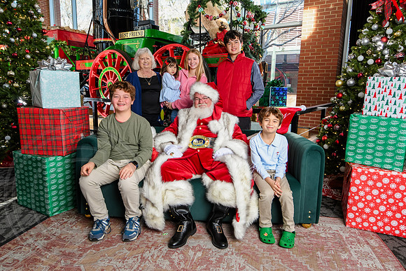 RKPhoto-2025-TheCharlestonSanta-Nov29-0879