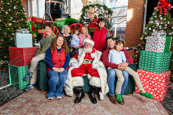 RKPhoto-2025-TheCharlestonSanta-Nov29-0881