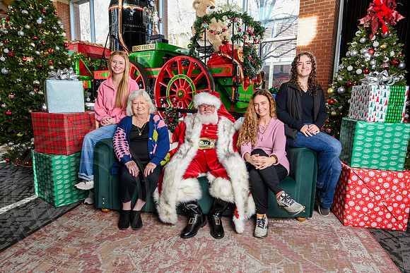RKPhoto-2025-TheCharlestonSanta-Nov29-0883