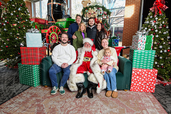 RKPhoto-2025-TheCharlestonSanta-Nov29-0886