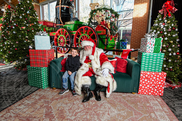 RKPhoto-2025-TheCharlestonSanta-Nov29-0888