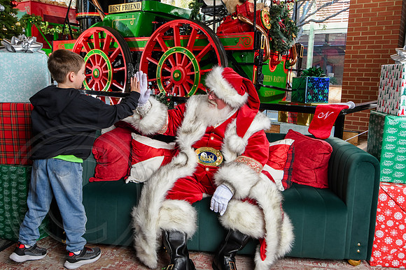 RKPhoto-2025-TheCharlestonSanta-Nov29-0891