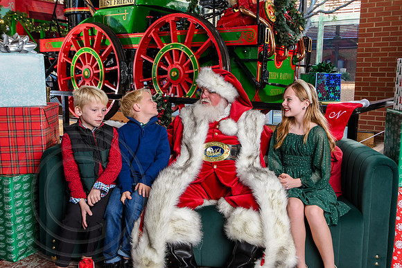 RKPhoto-2025-TheCharlestonSanta-Nov29-0896