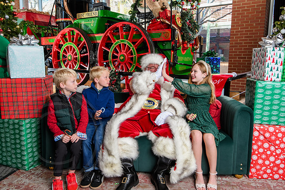 RKPhoto-2025-TheCharlestonSanta-Nov29-0899