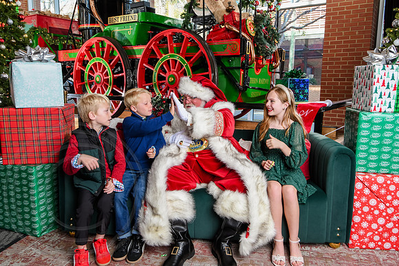 RKPhoto-2025-TheCharlestonSanta-Nov29-0900