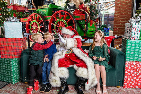 RKPhoto-2025-TheCharlestonSanta-Nov29-0901