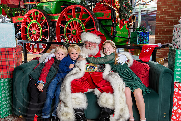 RKPhoto-2025-TheCharlestonSanta-Nov29-0902